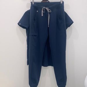 Figs scrub set (Zamora jogger pants + Catarina one-pocket top) 👖
